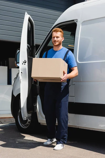 Young Loader Looking Away While Holding Carton Box Truck Urban — Stock Photo, Image