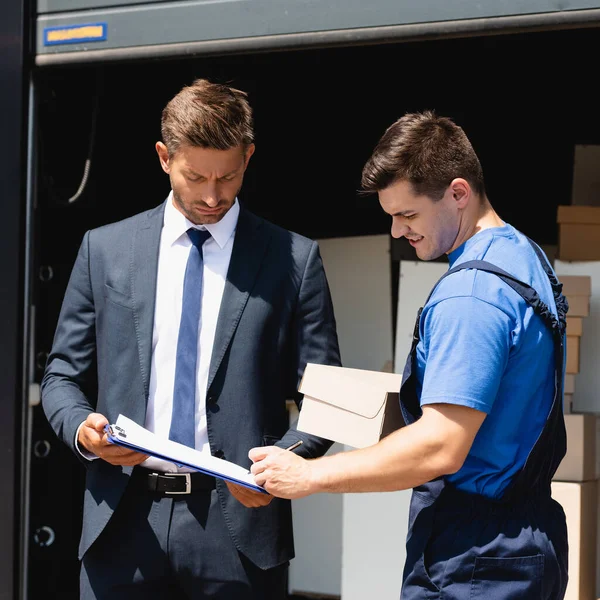 Cargador Con Caja Cartón Escrito Portapapeles Cerca Hombre Negocios Con — Foto de Stock