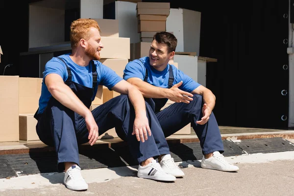 Movers Talking While Sitting Warehouse Outdoors — Stock Photo, Image