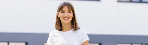 Panoramische Foto Van Vrouw Wit Shirt Stedelijke Straat — Stockfoto