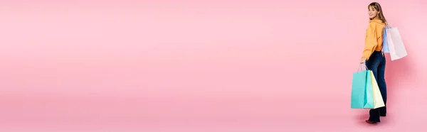 Горизонтальне Зображення Жінки Сумками Дивлячись Камеру Рожевому Тлі Копіювальним Простором — стокове фото