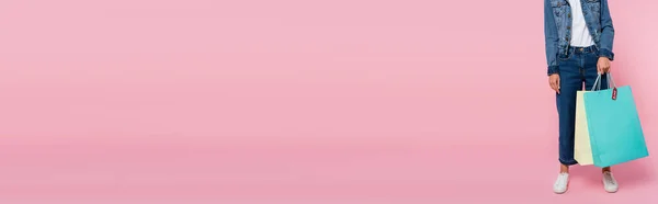 Горизонтальний Урожай Жінки Джинсах Тримає Барвисті Сумки Покупок Рожевому Фоні — стокове фото
