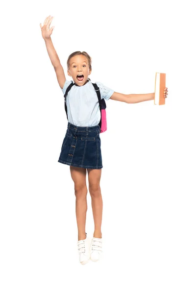 Schoolmeisje Bril Springen Schreeuwen Terwijl Het Houden Van Boek Geïsoleerd — Stockfoto