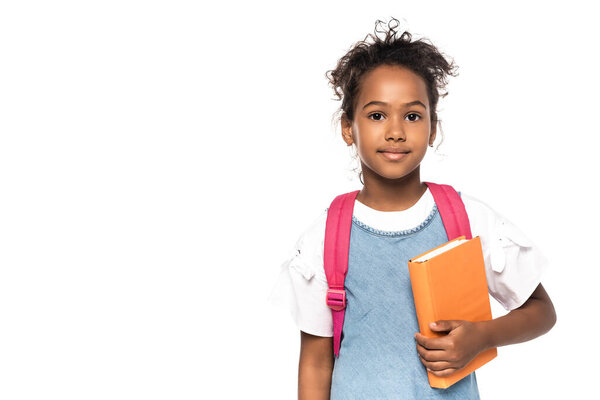 Африканский американский школьник держит книгу, изолированную по белому 