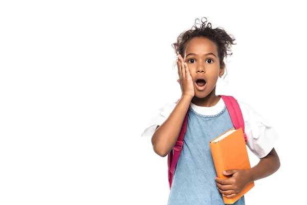 Geschokt Afrikaans Amerikaans Schoolkind Vasthouden Boek Aanraken Gezicht Geïsoleerd Wit — Stockfoto