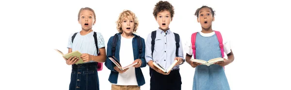 多文化的で驚きに満ちた学校の子どもたちが白い本を持ち — ストック写真