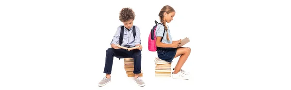 Plano Panorámico Escolares Sentados Libros Leyendo Aislados Blanco — Foto de Stock