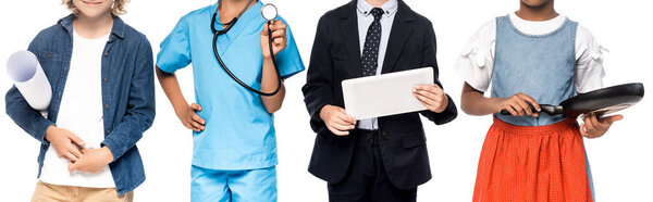 панорамный урожай мультикультурных детей в костюмах разных профессий с чертежами, сковородкой, стетоскопом и цифровым планшетом, изолированным на белом 