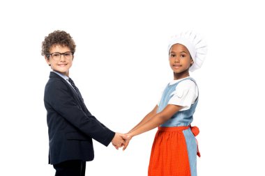 Afrika kökenli Amerikalı çocuk ve gözlüklü çocuk ve takım elbiseli adam beyazların üzerinde el ele tutuşuyorlar. 