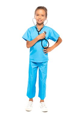 Steteskop tutan doktor kostümlü çocuk beyaza izole edilmiş. 
