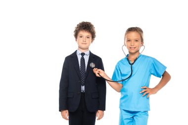 Kıvırcık çocuğu muayene eden doktor kostümlü çocuk beyazlar içinde izole edilmiş. 