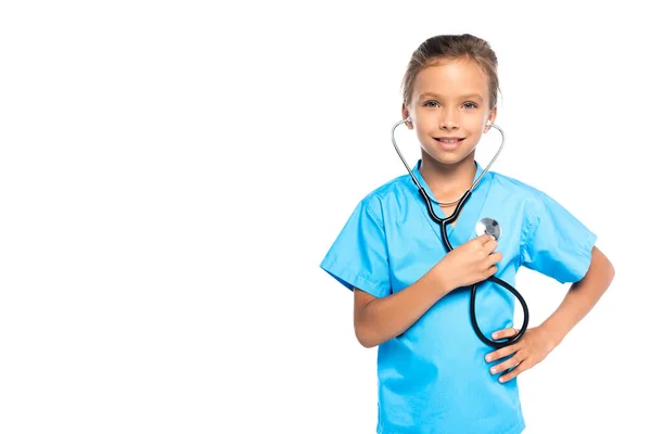 Niño Disfrazado Médico Sosteniendo Estetoscopio Mientras Está Pie Con Mano —  Fotos de Stock