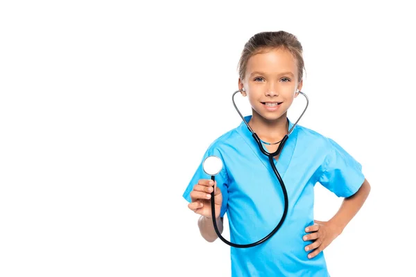 Niño Disfrazado Médico Sosteniendo Estetoscopio Mientras Está Pie Con Mano —  Fotos de Stock