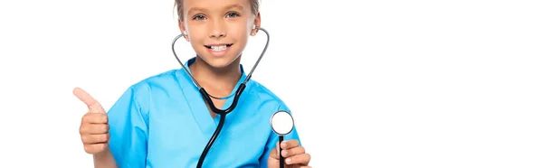 Tiro Panorâmico Criança Traje Médico Segurando Estetoscópio Enquanto Mostra Polegar — Fotografia de Stock
