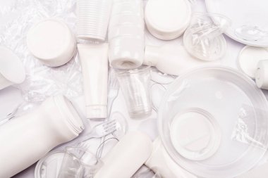 Üst görünüm plastik çöp beyaz arkaplana saçılmış