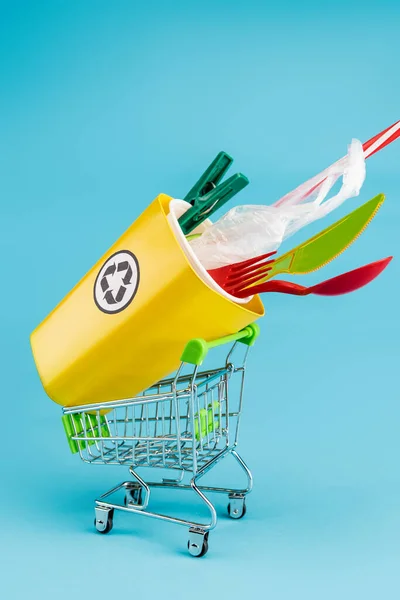 Gelbe Wertstofftonne Mit Kunststoff Kleinem Warenkorb Auf Blauem Hintergrund — Stockfoto