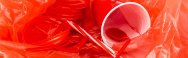 Plastik buruşuk dokuda kırmızı tek kullanımlık nesneler, panoramik çekim