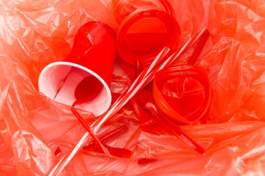 Plastik buruşuk dokuda tek kullanımlık kırmızı nesneler