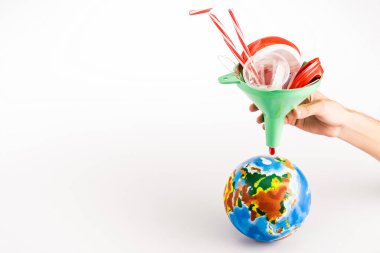 Beyaz arka planda, plastikle kaplı huni tutan insan görüntüsü.