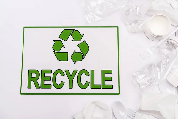 Geri Dönüşüm Kartının Üst Görünümü Beyaz Arkaplana Saçılmış Plastik Çöpler — Stok fotoğraf