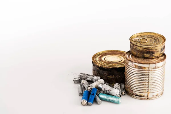 Metalen Roestige Blikken Gebruikte Batterijen Witte Ondergrond — Stockfoto