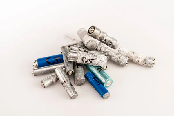 Stapel Gebruikte Batterijen Witte Achtergrond — Stockfoto