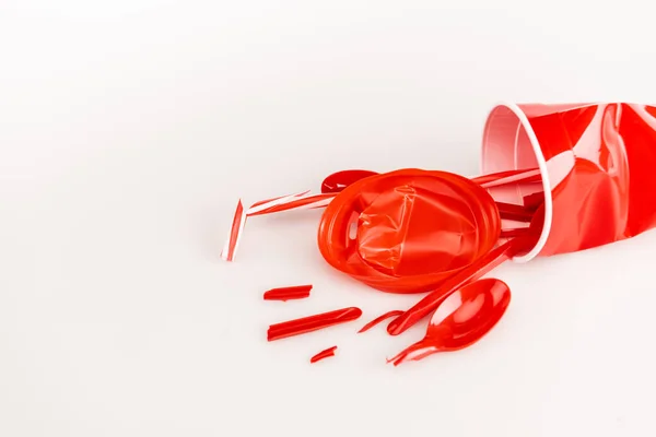Zerbrochene Rote Kunststoffobjekte Auf Weißem Hintergrund — Stockfoto
