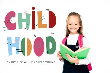 Liseli kız, çocukluk resimlerinde izole edilmiş kitap okurken gülümsüyor.