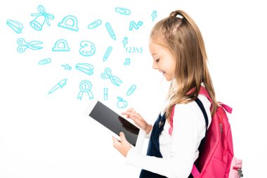 Beyaz, eğitici illüstrasyon üzerine izole edilmiş boş ekran ile dijital tablet tutan kız öğrencinin yan görüntüsü