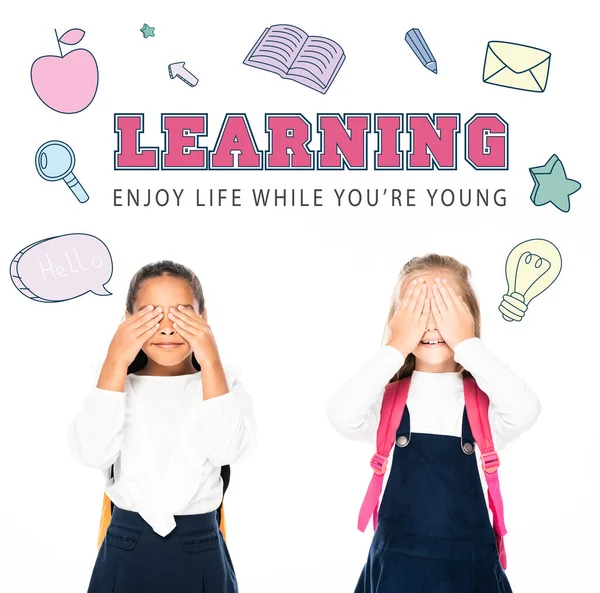 Beyazlara izole edilmiş ellerle yüzleri örten çok kültürlü liseli kızlar.