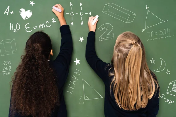 Achteraanzicht Van Multiculturele Schoolmeisjes Die Schoolbord Schrijven — Stockfoto