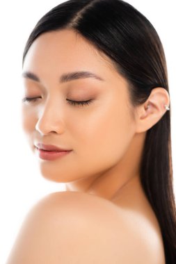 Genç Asyalı kadın portresi. Gözleri kapalı, beyaz tenli.