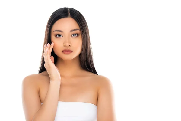 Mulher Asiática Olhando Para Câmera Tocando Rosto Isolado Branco — Fotografia de Stock