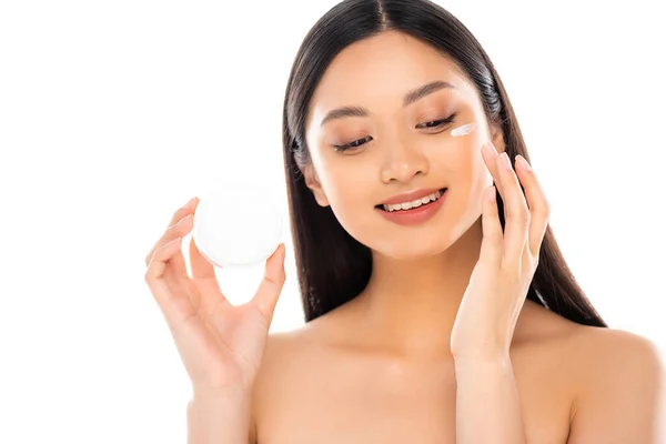 Asiatique Femme Application Cosmétique Crème Sur Visage Isolé Sur Blanc — Photo