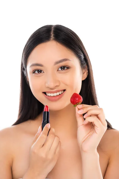 赤身裸体的亚洲女人一边拿着红色口红和成熟的草莓 一边看着相机 脸被白色隔开 — 图库照片