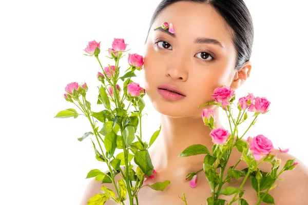 Nahá Asijská Žena Květinovým Dekorem Obličeji Blízkosti Růžové Drobné Růže — Stock fotografie