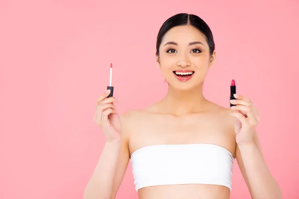 Wanita Asia Bersemangat Memegang Lip Gloss Dan Lipstik Sambil Melihat — Stok Foto
