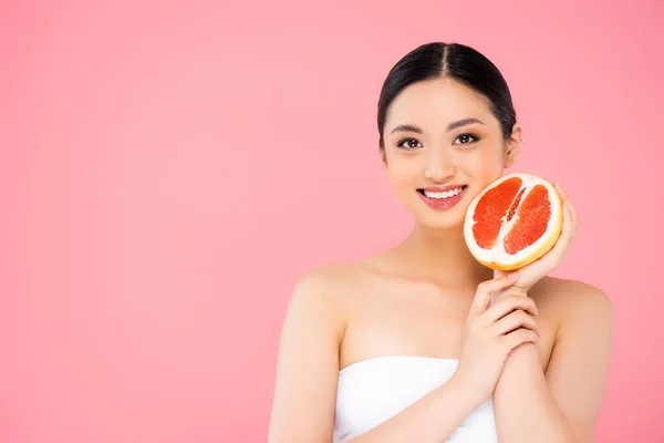 Joven Mujer Asiática Sosteniendo Mitad Pomelo Cerca Cara Mirando Cámara —  Fotos de Stock