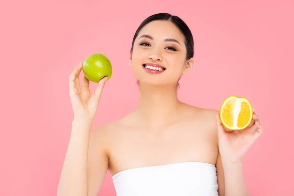 Joven Asiático Mujer Holding Verde Manzana Medio Maduro Naranja Aislado — Foto de Stock