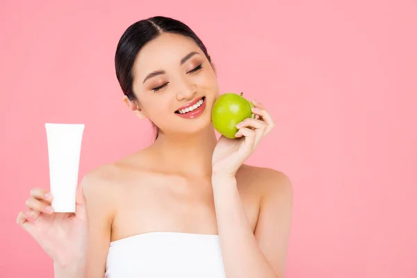 Mulher Asiática Com Olhos Fechados Segurando Creme Cosmético Maçã Verde — Fotografia de Stock