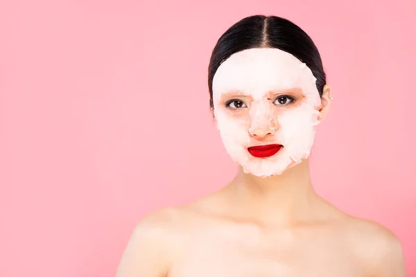 Naakt Aziatische Vrouw Gezicht Masker Kijken Naar Camera Geïsoleerd Roze — Stockfoto