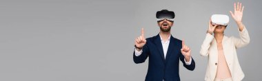 İnternet sitesi başlığı: VR kulaklıklı iş adamları. Gri renkli bir şeye dokunur gibi el kol hareketi yapıyorlar.