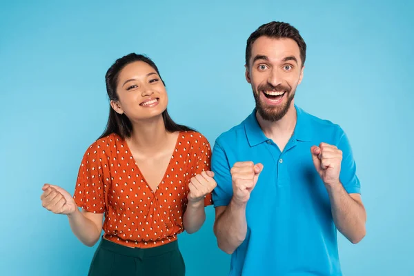 Upphetsad Man Polo Shirt Och Asiatisk Kvinna Röd Blus Visar — Stockfoto