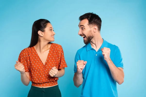 Opgewonden Man Polo Shirt Aziatische Vrouw Rode Blouse Kijken Naar — Stockfoto