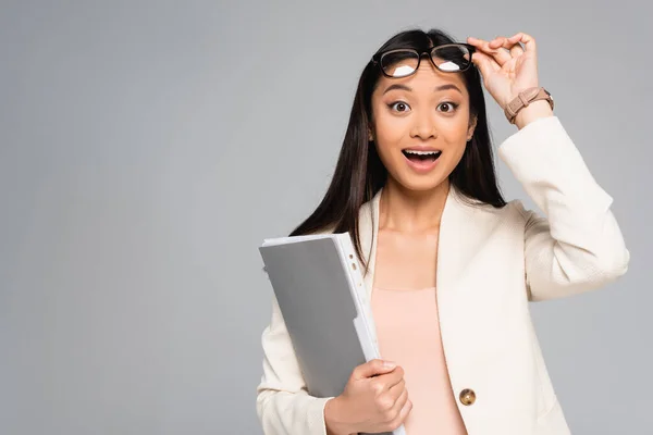 Excitada Mujer Negocios Asiática Tocando Gafas Mientras Mira Cámara Con —  Fotos de Stock