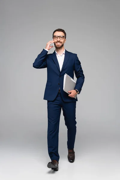 Mavi Takım Elbiseli Adamının Uzun Görüşü Akıllı Telefondan Konuşuyor Gri — Stok fotoğraf