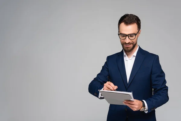 Bärtiger Geschäftsmann Blauen Blazer Schrift Auf Dokument Isoliert Auf Grau — Stockfoto