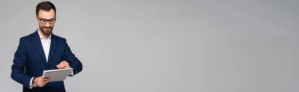 Горизонтальный Образ Бизнесмена Синем Пиджаке Очках Подписанных Документом Изолированным Сером — стоковое фото