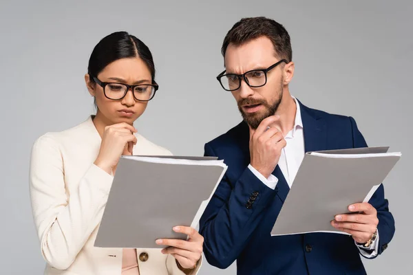 Socios Comerciales Interracial Reflexivo Gafas Tocando Barbilla Mientras Mira Documentos —  Fotos de Stock