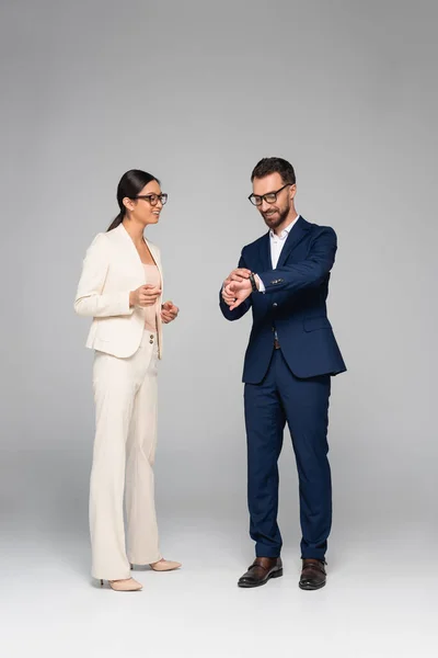 Vista Completa Hombre Negocios Mirando Reloj Pulsera Cerca Mujer Negocios — Foto de Stock